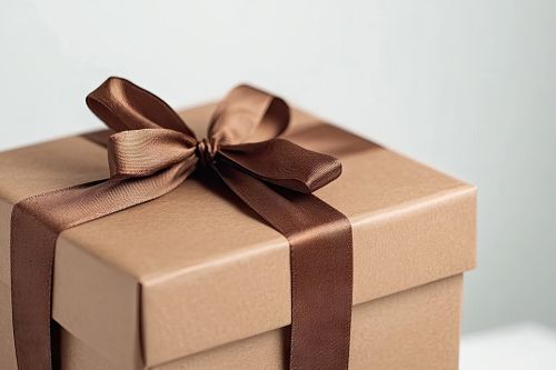 Geschenkkarton mit Schleife