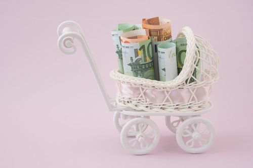 Miniaturkinderwagen mit Geldscheinen