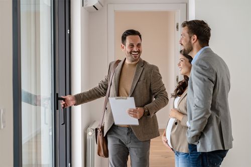 Drei Personen in Wohnung