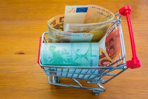 Geldscheine in Mini-Einkaufswagen