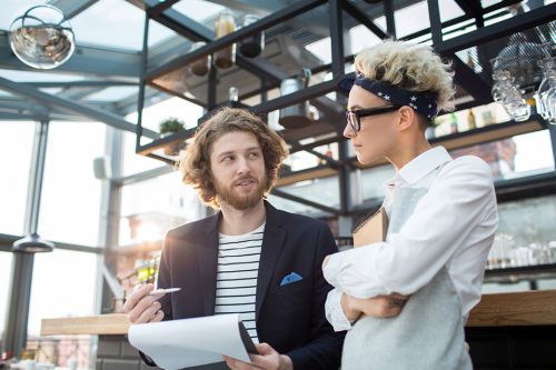 Zwei Personen vor Bar
