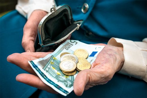 Person mit Bargeld