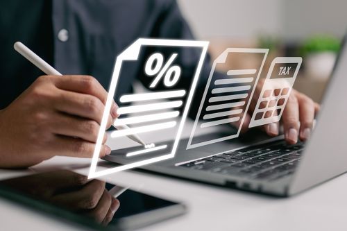 Person arbeitet am Laptop